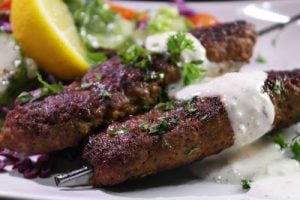 Herkulliset ja nopeat pakistanilaiset seekh kebabvartaat ja raitakastike Thumbnail for 111966