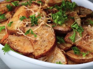 Paahdetut valkosipuli-parmesanperunat ovat napostelijan unelma Paahdetut perunat