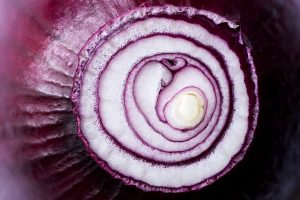 7 maagisen näppärää tapaa pilkkoa sipuli Red onion closeup texture rings