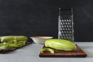 6 ruokaa, jotka voi ja kannattaakin raastaa Raastin ja kurkku