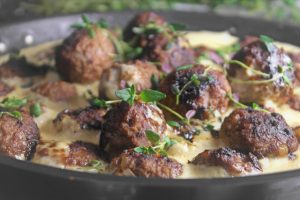 Parhaasta lihasta tulee parhaat pullat ja lisäksi tarjotaan timjamijuustokastiketta Thumbnail for 115952