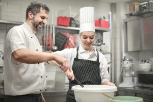 Gordonin top 5 hetket kuppilat kuntoon -sarjassa – ”Tämä on kuin sipulia jossain hemmetin kiehuvassa tiskivedessä” Getting ready for service