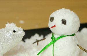 Ulkona ei ole lunta – Se ei haittaa, sillä näin valmistat kotonasi tekolunta, josta saa upeita koristeita Tekolumi