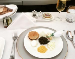 8 lentoyhtiötä, jotka tarjoavat erinomaisia ruokaa – nämä kuvat saavat veden kielelle! Ruoka-annos