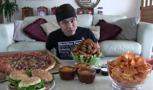 Nuori mies syö tunnissa yli 20,000 kilokaloria – tervetuloa sydän- ja verisuonitaudit! Ruokahaaste