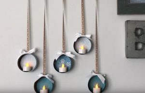 Nainen ripustaa tonnikalapurkkeja roikkumaan henkarin varaan – lopputulosta katsoessa, tätä tekee mieli kokeilla myös itse! Tonnikalapurkit