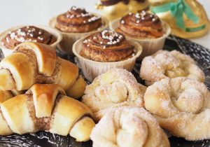 Kaks kukkoo ja kolmee sorttia pullaa Thumbnail for 123914