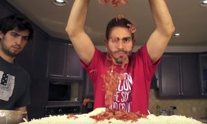 Miehet valmistivat miljoonan kilokalorin lasagnen – videota katsoessa, moni tuntee saavansa sydänkohtauksen Kalorit