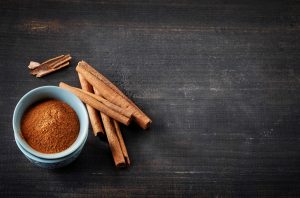 Mummoni tuikkaa keväisin puutarhaan muutamia kanelitankoja – 5 tapaa, jolla kasvit kiittävät Cinnamon sticks and powder