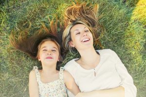 Haluatko eroon täistä? – Tarvitset vain muutaman aineen ja perheesi kiittää happy little girl and her mother having fun on the grass in sunn
