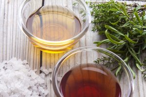 Kaada viinietikkaa ruosteisten esineiden sekaan:  24 tunnissa tapahtuu ihme Red wine- and apple vinegar