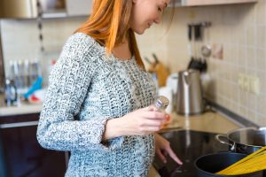 Suurin osa meistä on käyttänyt siivilää väärin – tässä nerokas niksi, jonka harva tietää Charming pregnant redhead woman cooking spagetti in kitchen