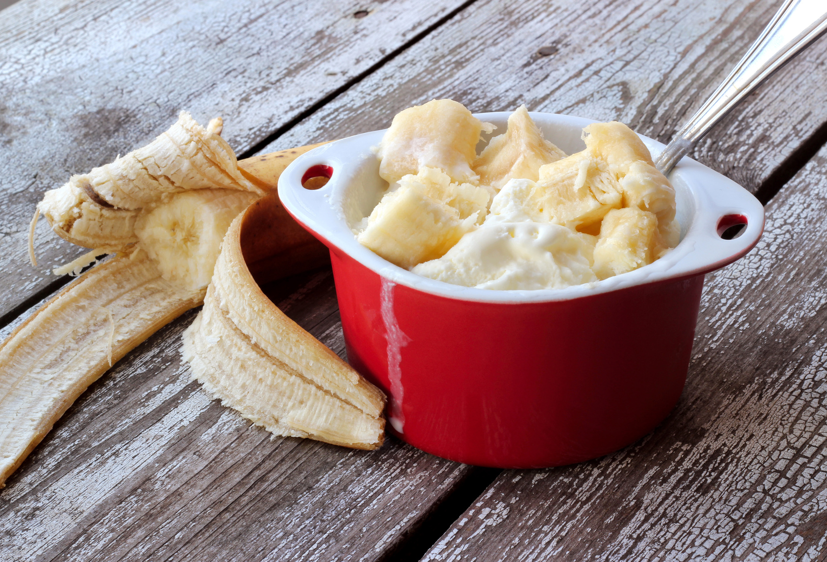 ice cream with slices of banana in ceramic bowl