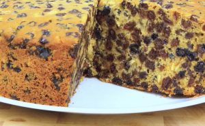 Valmista mehukas joulukakku alle 4 eurolla – tarvitset vain 3 raaka-ainetta Kakku