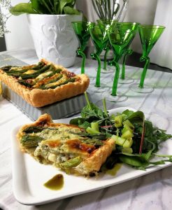 KEVÄÄN VIHREÄT JA MAISTUVAT ATERIAT, parsakaalikeitto paahdetulla broilerilla sekä IHAN PARAS kahden juuston parsapiirakka Thumbnail for 141050