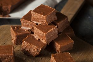 Tämä kirjahylly kätkee sisälleen perheenisän salaisuuden – vaimolla joutui pidättelemään naurua Homemade Dark Chocolate Fudge