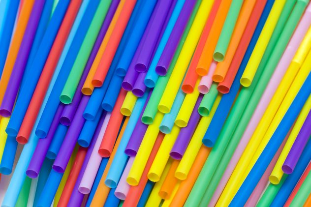 Many colored straws thrown on top of each other