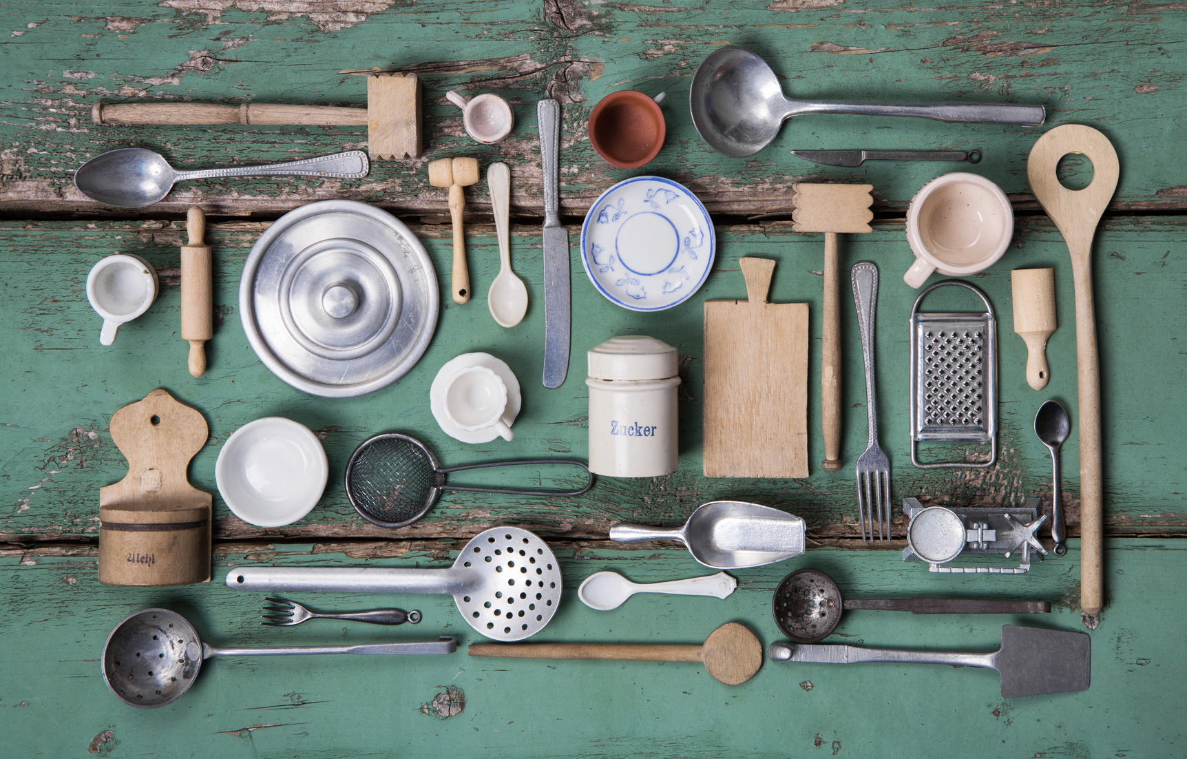 Alte Kchen Utensilien mit Besteck und Geschirr zur Nostalgie Dekoration zum Kochen