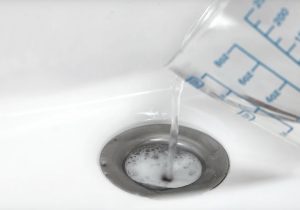 Isoäitini niksi: näin tukkoinen viemäri avataan neljällä raaka-aineella Lavuaari