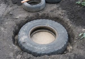 Kaiva maahan kuoppa ja upota siihen traktorin rengas – lopputulos näyttää upealta Rengas