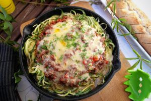 KESÄKURPITSANUUDELIT JA JAUHELIHAKASTIKE, TAVALLISTA PAREMPI ARKIRUOKA Thumbnail for 145042