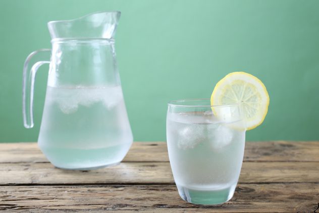 acqua bicchiere e caraffa di vetro trasparente sfondo rustico