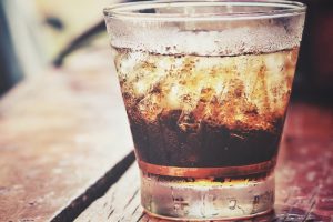 Tutkijat varoittavat: Näin sokerittomat virvoitusjuomat vaikuttavat kehoosi Cola with ice cubes