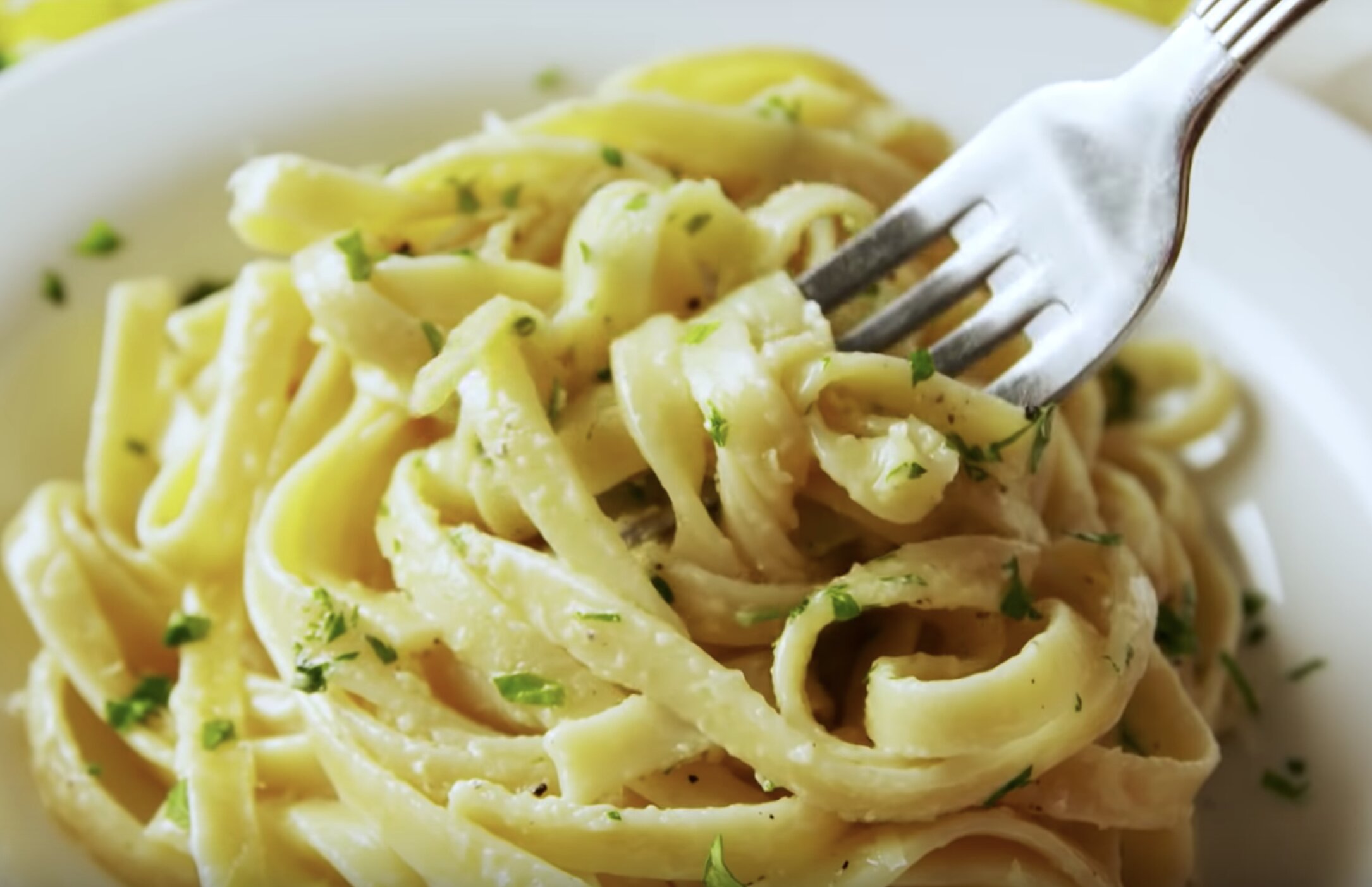 Vain 20 minuuttia ja täydellinen pasta-annos on valmis – tämä resepti kerää  vuolaita kehuja