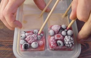 Pakasta marjat ja upota ne sulatettuun suklaaseen – ihana jälkiruoka on valmis minuuteissa Jalkkari