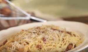 Jamie Oliverin pasta carbonara on kerännyt 9 miljoonaa katselukertaa – kuola valuu videon aikana Pasta Carbonara