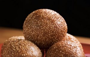 Tämä kiinalainen jälkiruoka on supersuosittu – Reseptiä katsoessa iskee herkkuhimo Seesamipallot