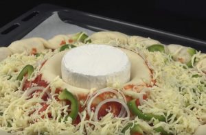 Laita pizzataikinan alle kulho ja lisää täytteet – syntisen täyteläinen herkku Pizzatulivuori