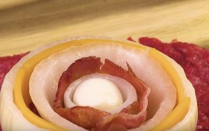 Litistä jauheliha ja lisää sipuli, juusto sekä pekoni: Resepti voittaa tavallisen hampurilaisen Sipulirengas