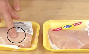 Raakaa kanaa kannattaa painaa kevyesti sormella ennen kuin ostat sen – syy yllättää Kananliha