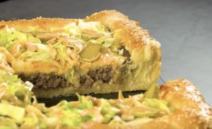 Tässä pizza, joka on täytetty burgerin raaka-aineilla – lopputulos näyttää herkuttelijan unelmalta Hampurilainen