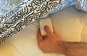 Tästä syystä osa ihmisistä laittaa lakanan alle saippuan –  auttaa yleiseen riesaan Saippua