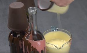 Näin valmistat vieraillesi upean jälkiruoan käyttämällä apuna kahta viinipulloa Viinipullo