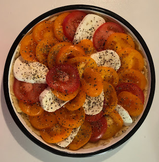 tomaatti-mozzarellapiirakka