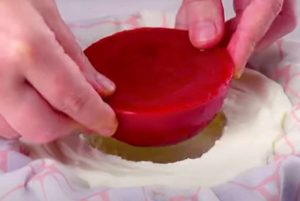 Soseuta vadelmat, pakasta ja lisää ne täytteeksi jogurttikakkuun – lopputulos on herkullinen Capture