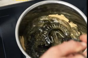 Juhannuksen grilliherkku: näin valmistat sinappia turkinpippureista Turkinpippurisinappi