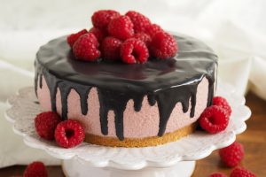 Vadelma-lakritsijuustokakkua maailman kauneimmalta kakkujalustalta Thumbnail for 153168