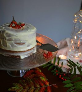 Porkkanakakku omenacurd- ja pihlajanmarjahillotäytteellä sekä kandeeratut pihlajanmarjat Thumbnail for 153218