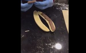 Halkaise banaani ja lisää suklaa – tätä parempaa herkkua on vaikea saada yhtä nopeasti Suklaabanaani