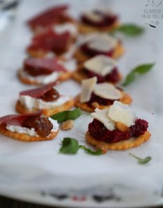 Punajuuri-pestokeksit ja vuohenjuusto-viikunahillo-kylmäsavuporokeksit Thumbnail for 154832