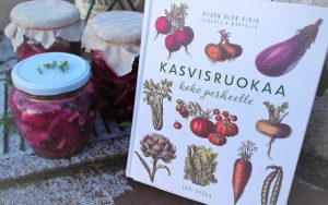 KASVISRUOKAA KOKO PERHEELLE, UUTUUSKIRJA, JOSTA LÖYTYY PALJON TIETOA JA RESEPTEJÄ TERVEELLISEEN RUOKAILUUN Thumbnail for 155750