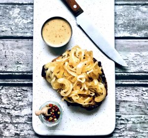 Sipulipihvit ja pippurinen kerma-konjakkikastike Thumbnail for 160779