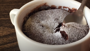 Valmista nopea ja suussa sulava Nutella-mukikakku mikrossa – valmistuu vain 3 minuutissa mutakakku-mikrossa