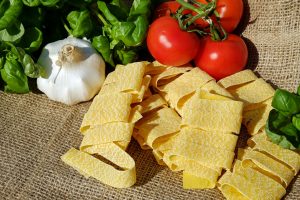 ”Koronapasta” valmistuu 4 raaka-aineesta – Suomalaisen resepti kerää ylistystä noodles-2150272_1920