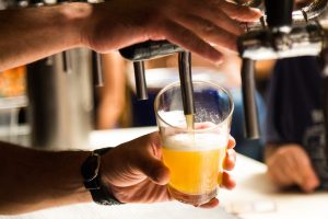 Maineikas olutravintola Eteläesplanadille – ”Muutama toivottu ja käsistä viety tuote tekee paluun” beer-2218900_1920