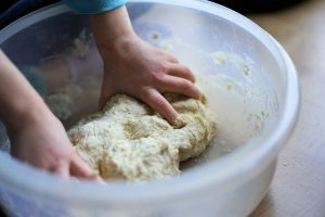 Vieläkö muistat kristallipullat? – Makumatka lapsuuteen dough-3082589_1920